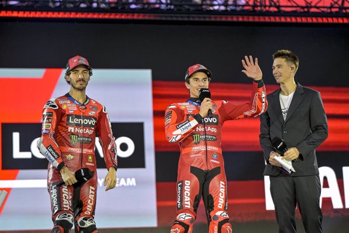 El piloto español Marc Márquez junto a Francesco Bagnaia