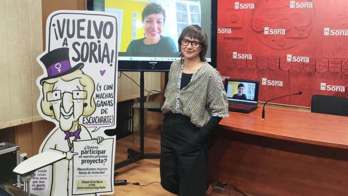 La concejal Gloria Gonzalo junto a Elisabeth Justicia en la pantalla y la figura de 'Dominga'.