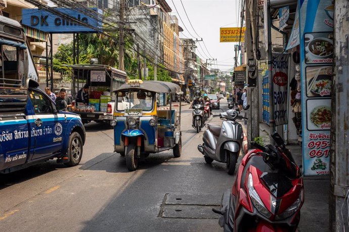 Vehículos circulando en una calle de Bangkok, Tailandia