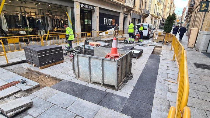 Comienza la sustitución de las losas de pizarra deslizantes en el casco histórico de Salamanca ante el riesgo de caídas.