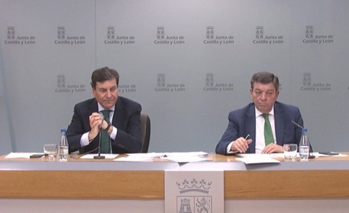 El consejero de Economía y Hacienda y portavoz, Carlos Fernández Carriedo, y el consejero de la Presidencia, Luis Miguel González Gago, comparecen en rueda de prensa posterior al Consejo de Gobierno.