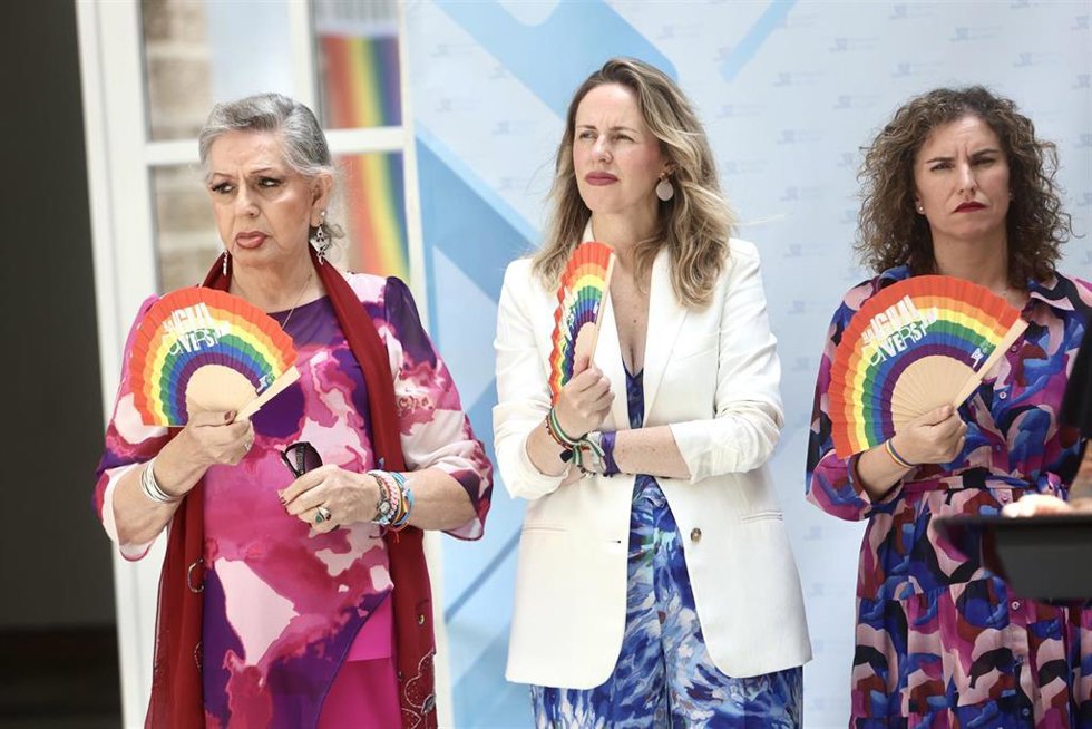 Archivo - La diputada de Igualdad y Diversidad, Susana Sánchez Toro (1d), preside el acto reivindicativo del Orgullo LGTBI en la Diputación de Cádiz. 