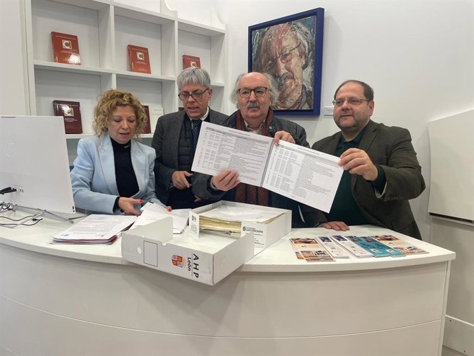 Autoridades posan junto al poeta Antonio Colinas en la entrega de su archivo a la Casa de la Poesía de La Bañeza (León).