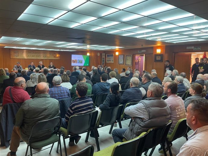 Una charla ha abordado la problemática del escarabajo de la ambrosía en fincas de aguacate de la Costa Tropical