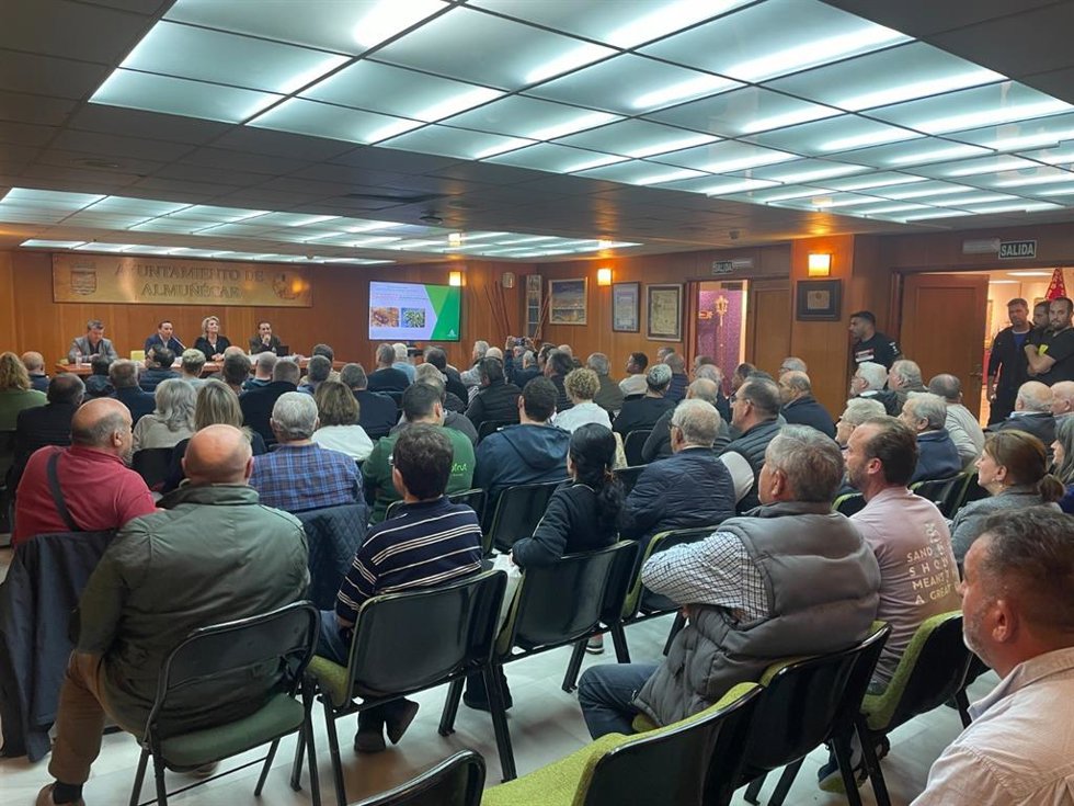 Una charla ha abordado la problemática del escarabajo de la ambrosía en fincas de aguacate de la Costa Tropical