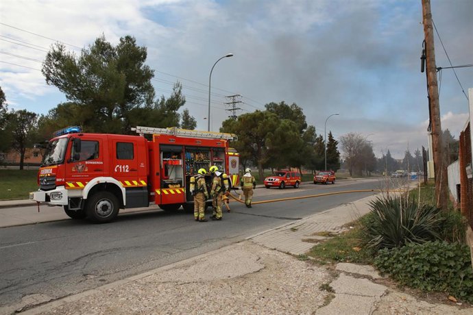 Unidades de bomberos en el incendio en el Polígono Industrial de Toledo.