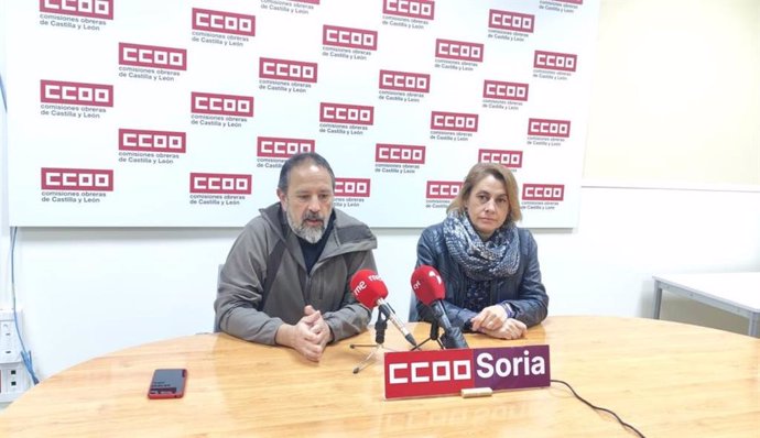 Javier Moreno (izda) y la próxima secretaria provincial, María Enciso, en la rueda de prensa de CCOO de Soria