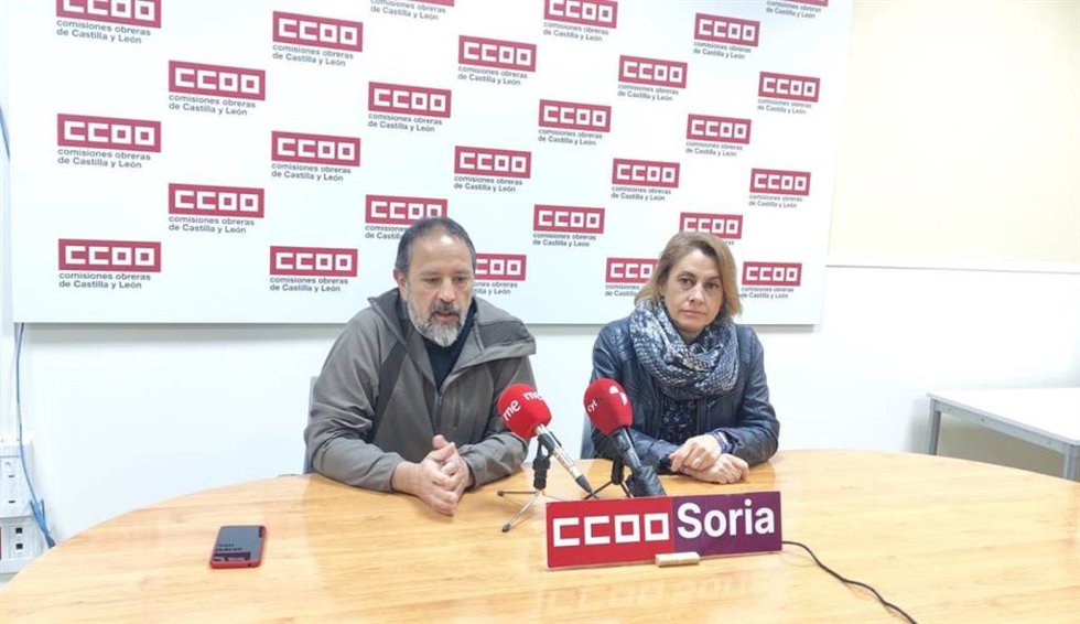 Javier Moreno (izda) y la próxima secretaria provincial, María Enciso, en la rueda de prensa de CCOO de Soria