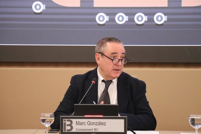 El director general de IB3 en funciones, Marc González, en la Comisión del Parlament.