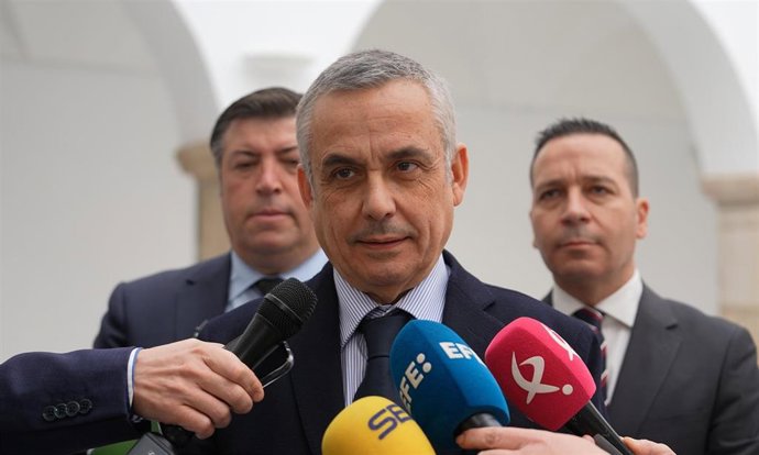 El presidente del Grupo Parlamentario Vox Extremadura, Ángel Pelayo Gordillo, atiende a lo medios en Mérida