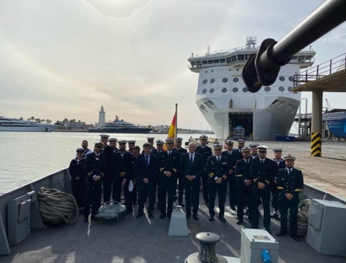 El alcalde de Málaga visita el patrullero 'Tagomago' y reconoce la labor del buque malagueño de la Armada