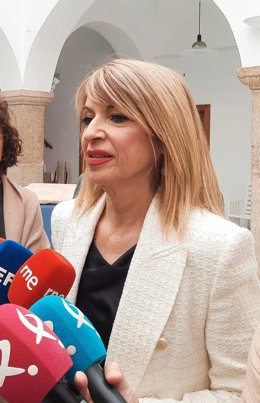 La portavoz del Grupo Socialista, Piedad Álvarez, comparece ante los medios para valorar el acuerdo entre PP y Vox.