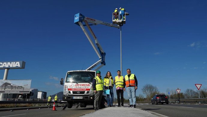 Iniciadas las obras de mejora de las luminarias en el acceso al eje comercial de Paredes y Parque Principado.