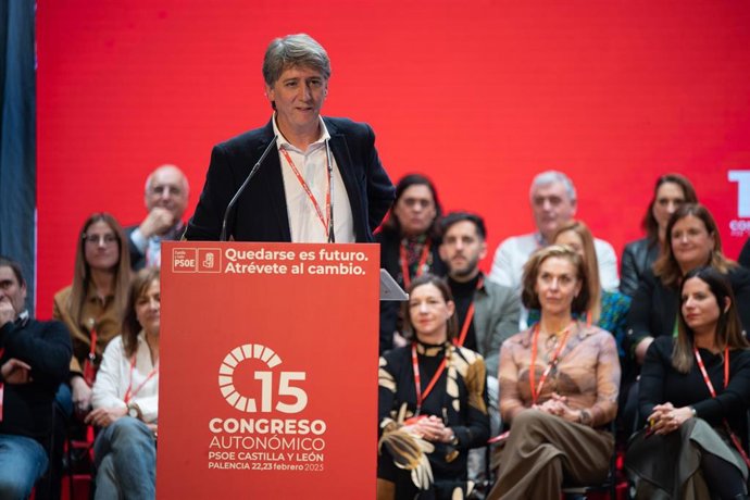 El secretario general del PSOE de Castilla y León, Carlos Martínez, durante la clausura del 15º Congreso Socialista de Castilla y León.