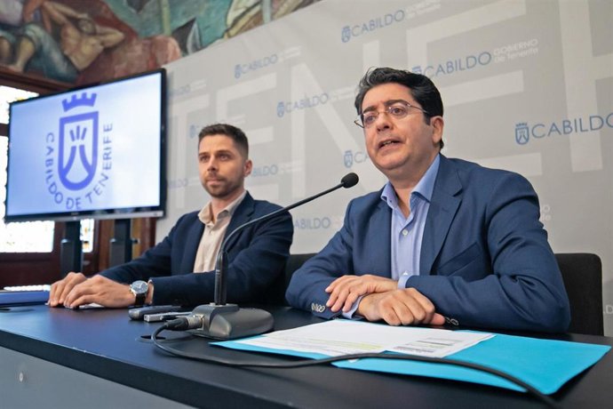 El consejero del Grupo Socialista, Javier Rodríguez, y el presidente del grupo, Pedro Martín