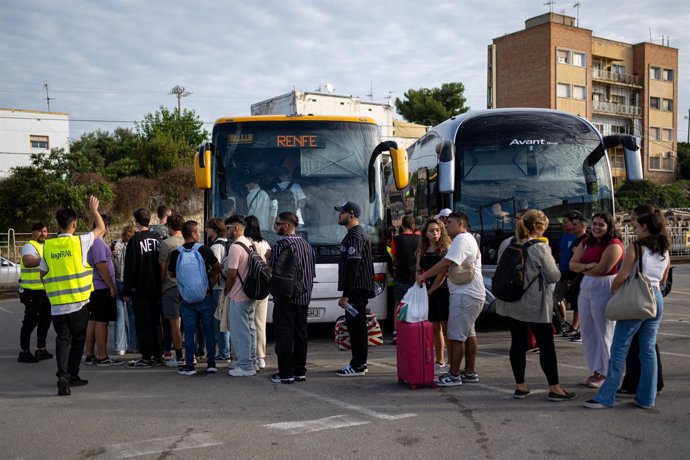 Archivo - Afectados por el corte de Rode de Berà esperan uno de los buses del servicio alternativo de Renfe en Sant Vicenç de Calders (Tarragona)