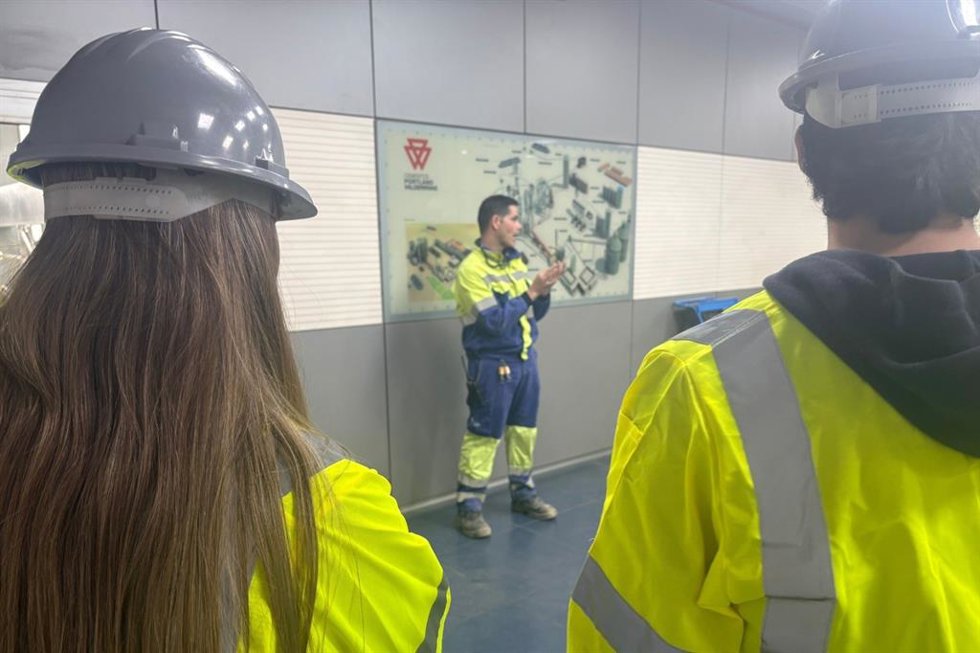 Alumnado del IES Tierno Galván visita la fábrica cementera de Alcalá de Guadaíra.