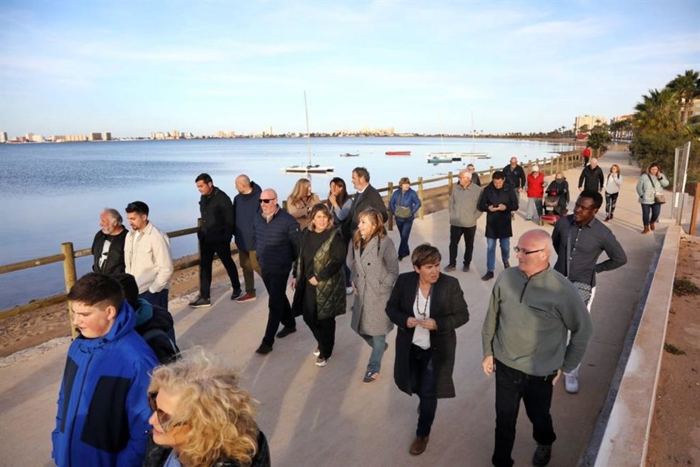 La alcaldesa de Cartagena, Noelia Arroyo, visita las obras del nuevo paseo ecológico que conecta Playa Honda y Villas Caravaning