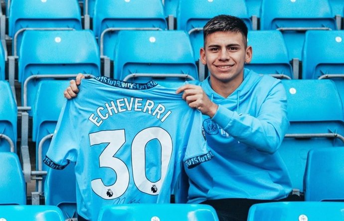 El centroampista argentino Claudio Echeverri posa con la camiseta del Manchester City.