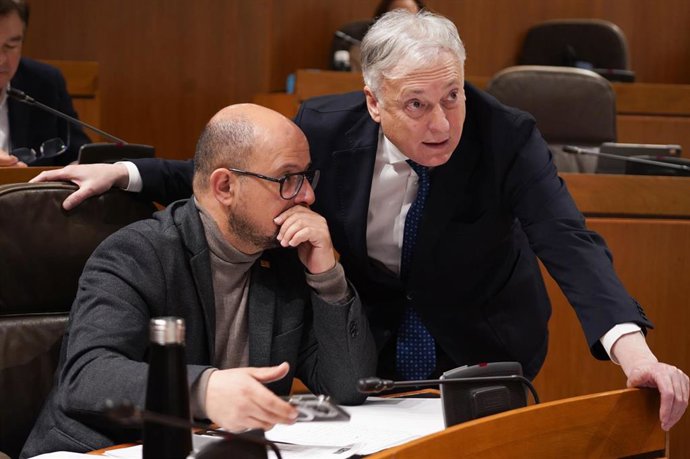 El consejero de Vivienda, Octavio López, y el diputado del PAR, Alberto Izquierdo, en el Pleno de las Cortes de Aragón.