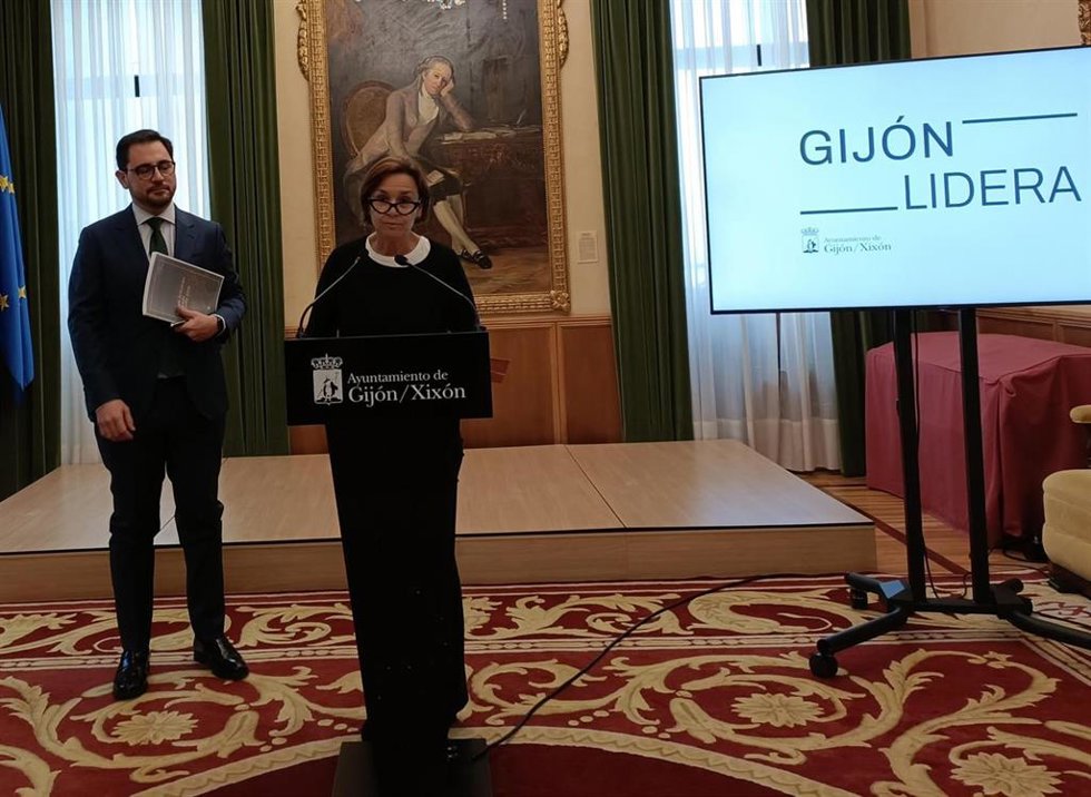 La alcaldesa de Gijón, Carmen Moriyón (Foro), acompañada del director general de Alcaldía, Coordinación y Proyectos de ciudad, Jaime Fernández - Paíno, presenta en el Ayuntamiento gijonés el Plan de Actuación Integrado de Cimavilla 2030.