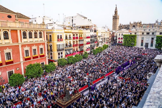 Archivo - Carrera Oficial de la Semana Santa de Sevilla.
