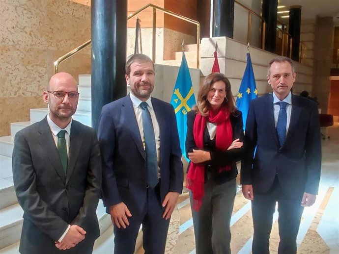 El viceconsejero de Ciencia, Innovación, Investigación y Transformación Digital, Iván Aitor Lucas, y el presidente del Grupo Escribano Mechanical and Engineering, Javier Escribano, junto a responsables de la Agencia Sekuens