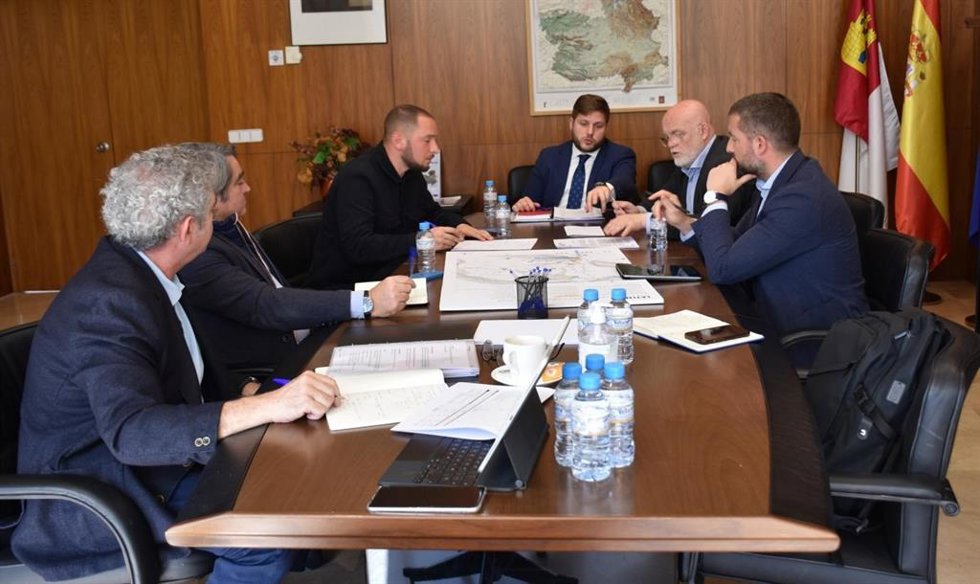 El consejero de Fomento, Nacho Hernando, se ha reunido con el alcalde de Letur, Sergio Marín.