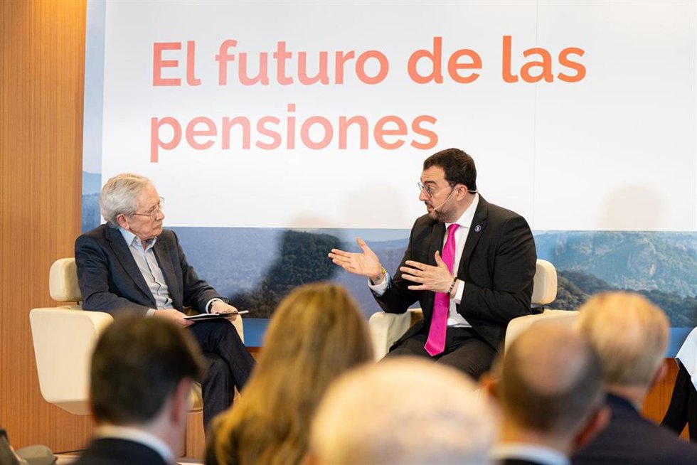 El presidente del Principado de Asturias, Adrián Barbón, a la derecha