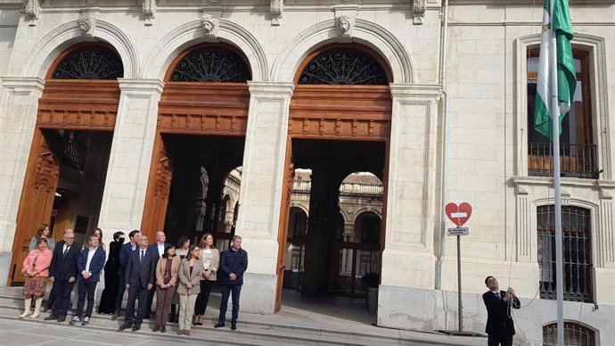 Izado de la bandera de Andalucía en la lonja de la Diputación.