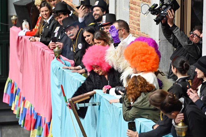 La comparsa 'Las txikas del archivo' lanza el chupinazo que da inicio a los Carnavales de Tolosa (Gipuzkoa).