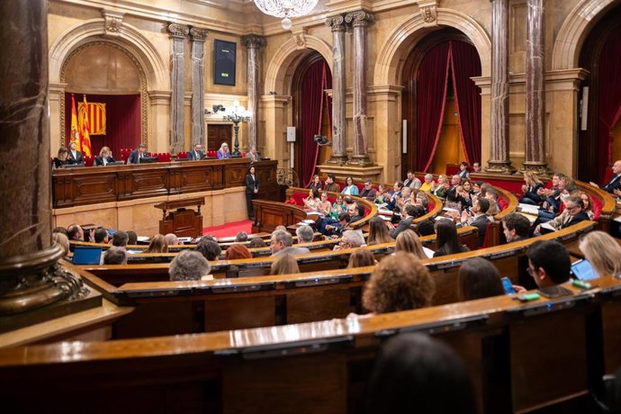 El hemiciclo del Parlament de Catalunya, durante una sesión de control al presidente de la Generalitat, en el Parlament, a 12 de febrero de 2025, en Barcelona, Cataluña (España). El Parlament vota en el pleno de hoy si tramita por lectura única la modific