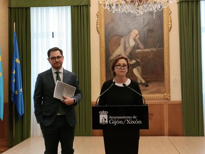 El director general de Alcaldía, Coordinación y Proyectos de ciudad de Gijón, Jaime Fernández - Paíno, junto a la alcaldesa de Gijón, Carmen Moriyón.