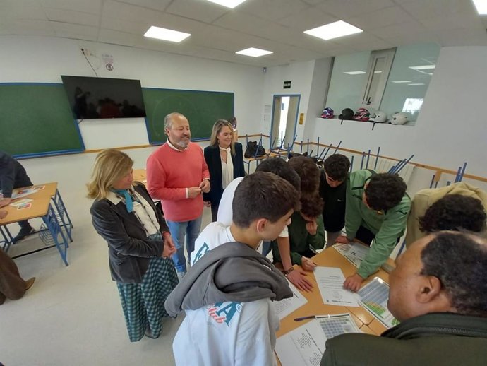 La delegada territorial de Desarrollo Educativo y Formación Profesional en la provincia de Cádiz, Isabel Paredes, en una vista este jueves al Instituto de Educación Secundaria Francisco Javier de Uriarte en El Puerto de Santa María.