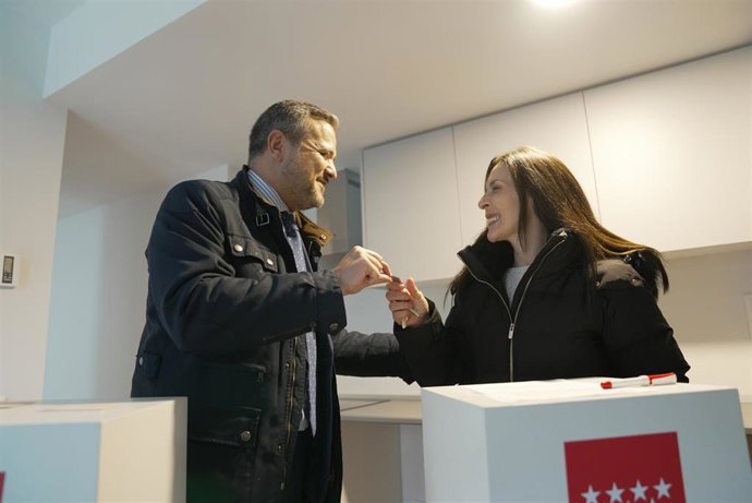El consejero de Vivienda, Transportes e Infraestructuras, Jorge Rodrigo, entrega las llaves de una promoción de viviendas del Plan Vive