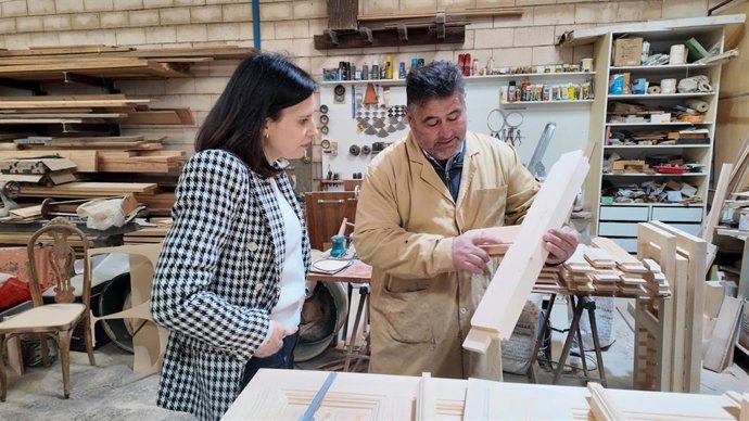 La delegada de Empleo, Empresa y Trabajo Autónomo de la Junta, María Dolores Gálvez, visita en Santa Eufemia el taller del artesano Santiago Valverde.