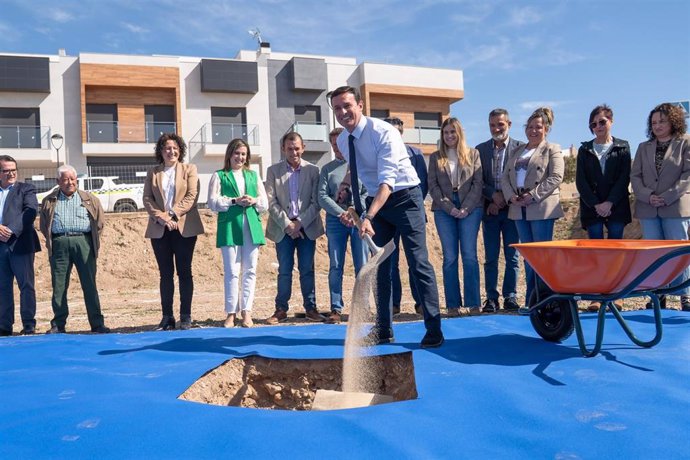 El presidente de la Diputación de Almería, Javier Aureliano García, durante el acto de colocación de la primera piedra del Centro Social y de Mayores de Balanegra (Almería).