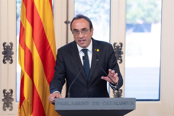 Archivo - El presidente del Parlament de Catalunya, Josep Rull, ofrece una declaración institucional tras la ronda de consultas con los grupos parlamentarios, en el Parlament, a 6 de agosto de 2024, en Barcelona, Cataluña (España). 