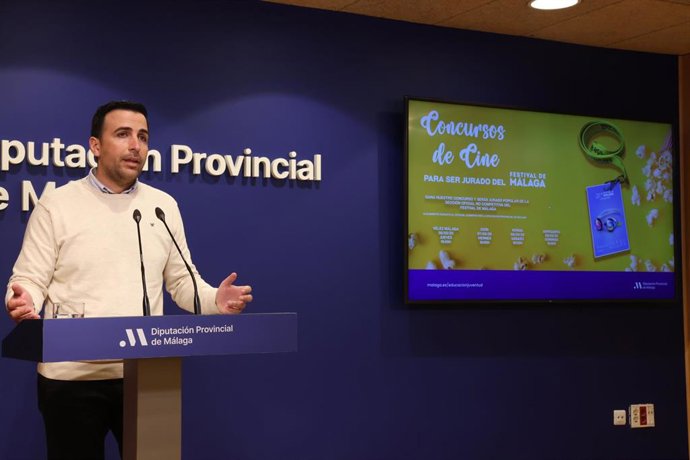 El diputado de Mayores, Educación y Juventud, José Santaolalla, en rueda de prensa