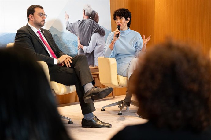 El presidente del Principado de Asturias, Adrián Barbón y la ministra de Inclusión, Seguridad Social y Migraciones, Elma Saiz, durante el foro ‘El Futuro de las Pensiones’, en el Palacio Condes de Toreno de Oviedo.