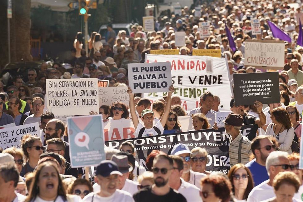 Archivo - Imagen de archivo de la manifestación de Marea Blanca para exigir mejoras en la atención primaria bajo el lema 'Nos roban la sanidad, nos quitan la vida' , a 28 de octubre de 2023 en Málaga (Andalucía, España). 