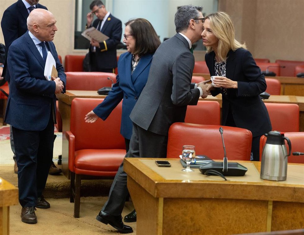 El ministro de la Presidencia, Justicia y Relaciones con las Cortes, Felix Bolaños, saluda a la diputada del PP Cayetana Álvarez de Toledo, a su llegada a la Comisión de Justicia, en el Congreso de los Diputados.