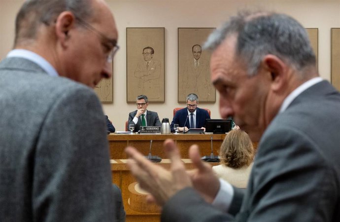 El ministro de Justicia, Felix Bolaños (i), y el diputado de Sumar Enrique Santiago (a la derecha en primer plano) durante la Comisión de Justicia, en el Congreso, a 27 de febrero de 2025, en Madrid (España).