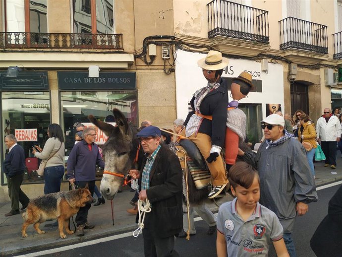 El 'pelele' montado en el burro en el desfile de Las Lavanderas de Cáceres, en una foto de archivo