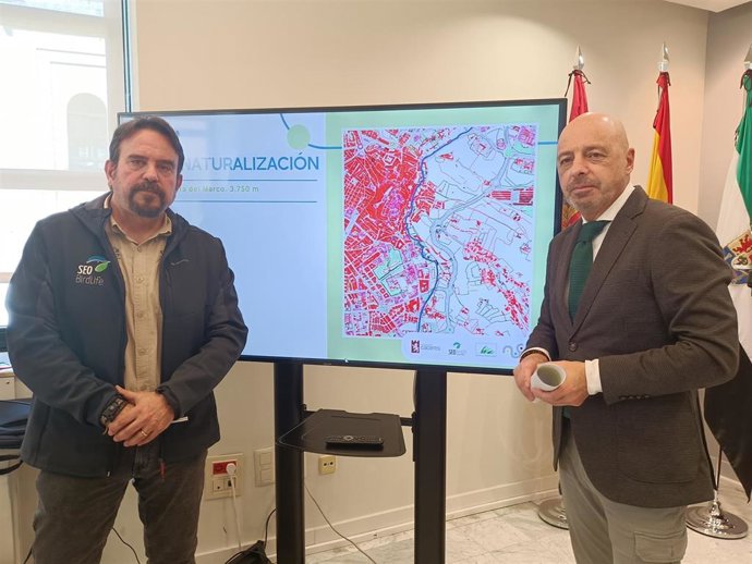 El delegado de SEO BirdLife en Extremadura, Marcelino Cardalliaguet, y el concejal de Fondos Estratégicos y Medio Ambiente, Pedro Muriel, en la presentación del proyecto Recrea