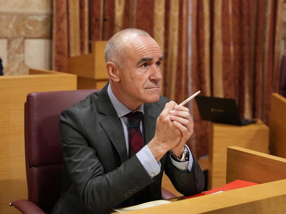 El portavoz del Grupo Socialista, Antonio Muñoz, durante una sesión plenaria.