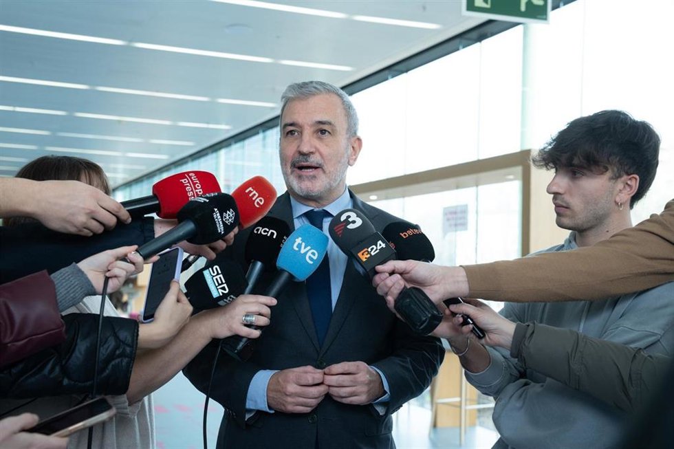 El alcalde de Barcelona, Jaume Collboni, en declaraciones a los medios este jueves para valorar el acuerodo de los Comuns con el Govern para aumentar la tasa turística
