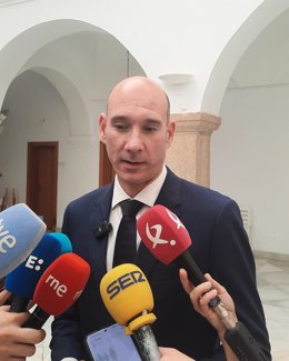 El portavoz del PP en la Asamblea, José Ángel Sánchez Juliá, en declaraciones a los medios tras el acuerdo con Vox para convalidar el decreto de medidas fiscales de la Junta