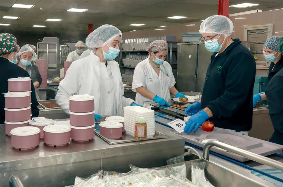 Archivo - Profesionales del Servicio de Cocina del centro hospitalario.
