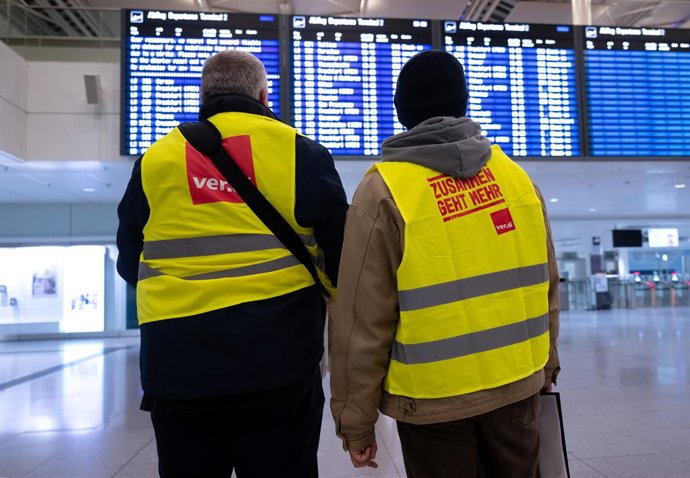 27 February 2025, Bavaria, Munich: Public service employees take part in a warning strike at Munich Airport. The trade union Verdi is planning a two-day warning strike at Munich Airport to increase the pressure in the public sector wage negotiations. Phot